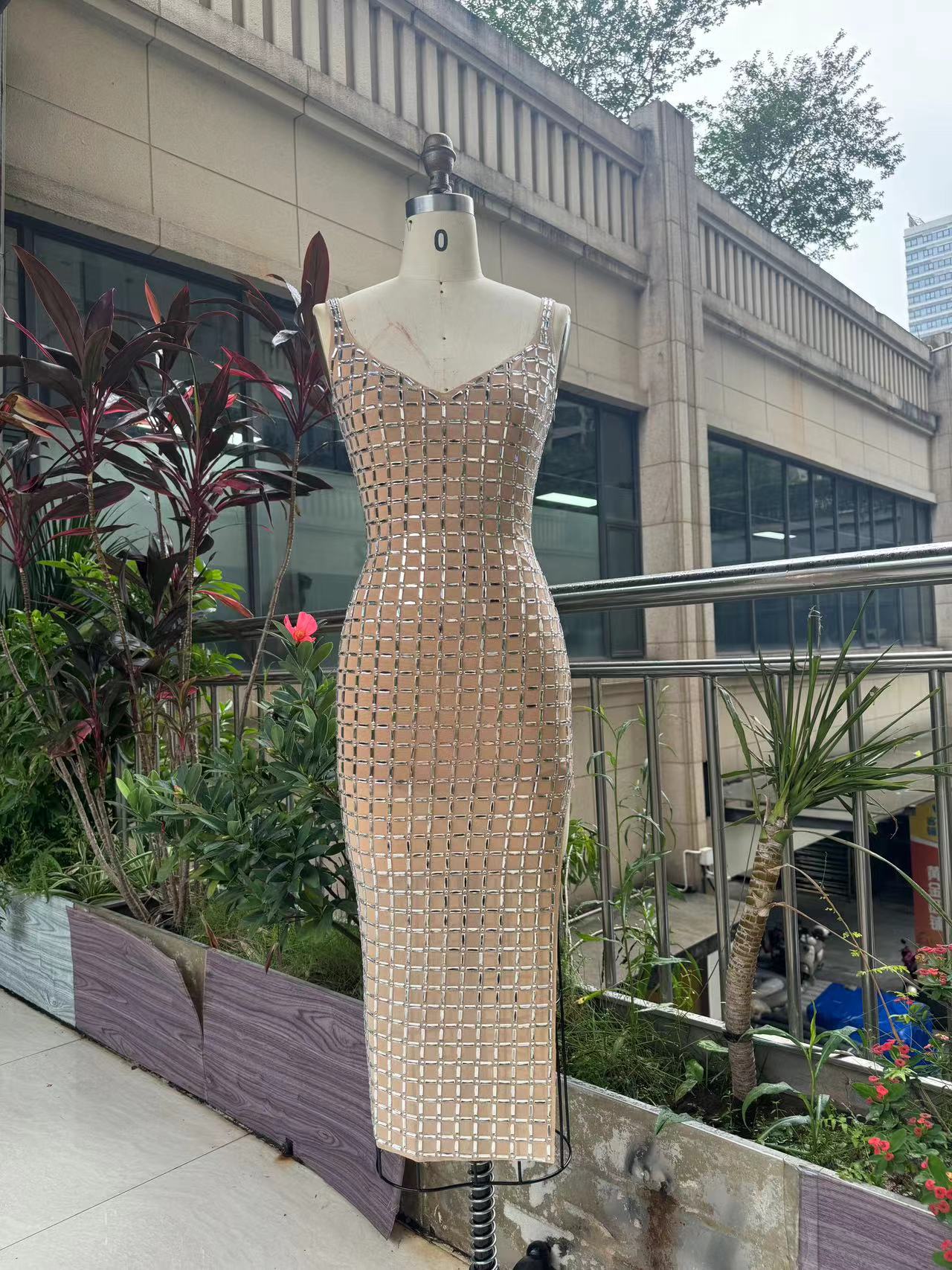 24 Years Autumn And Winter Sexy Geic V-Neck Irregularly De-Positioning Cut Hot Diamond Skirt