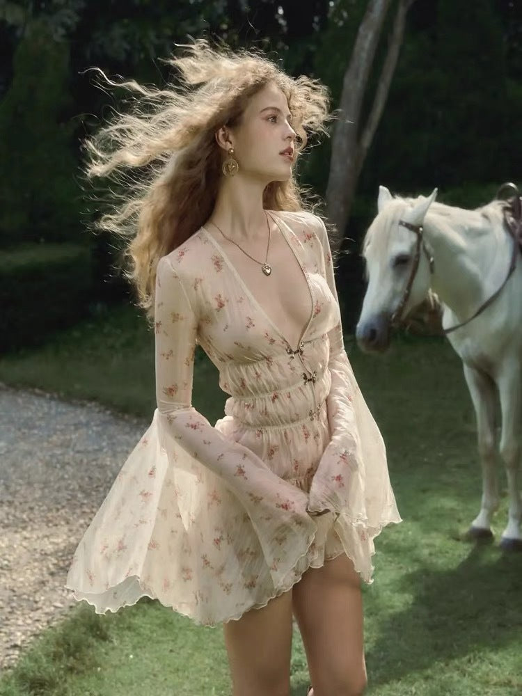 Niche Pure Lusty Sweet V-Neck Crumb Dress Horn Sleeves To Close The Waist Thin Atmosphere Holiday Dress