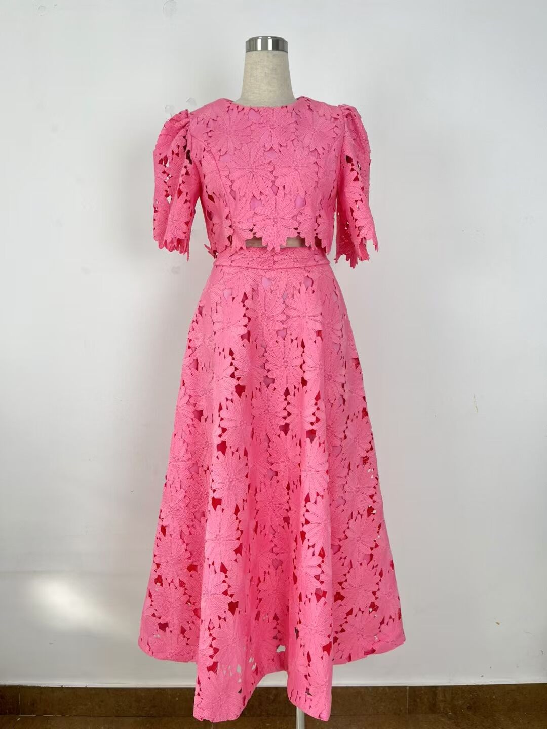 Spring And Summer Embroidery Hollow Round Horn Short Top + Holiday Water-Soluble Lace Skirt Dress Suit